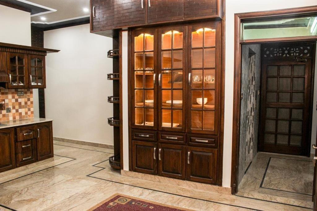 Luxury Living Rooms Near Agha Khan, Millennium, Nueplex Карачі Екстер'єр фото